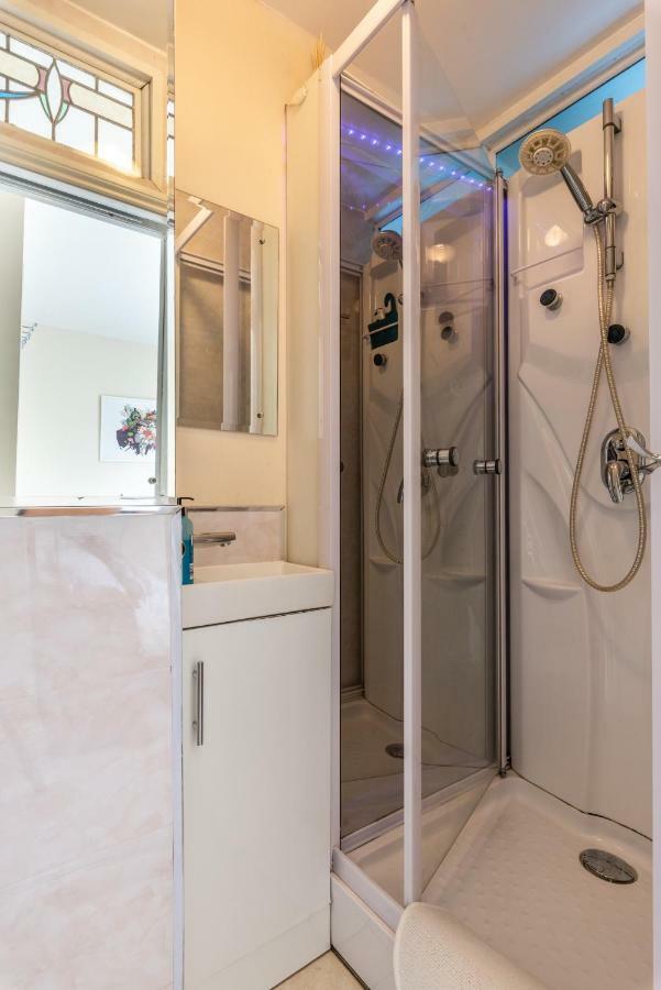 Little - Also Separate And Watersports Apartment *